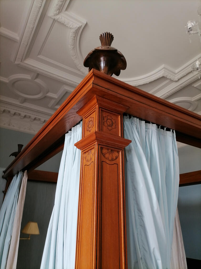 Motif peint sur lit baldaquin