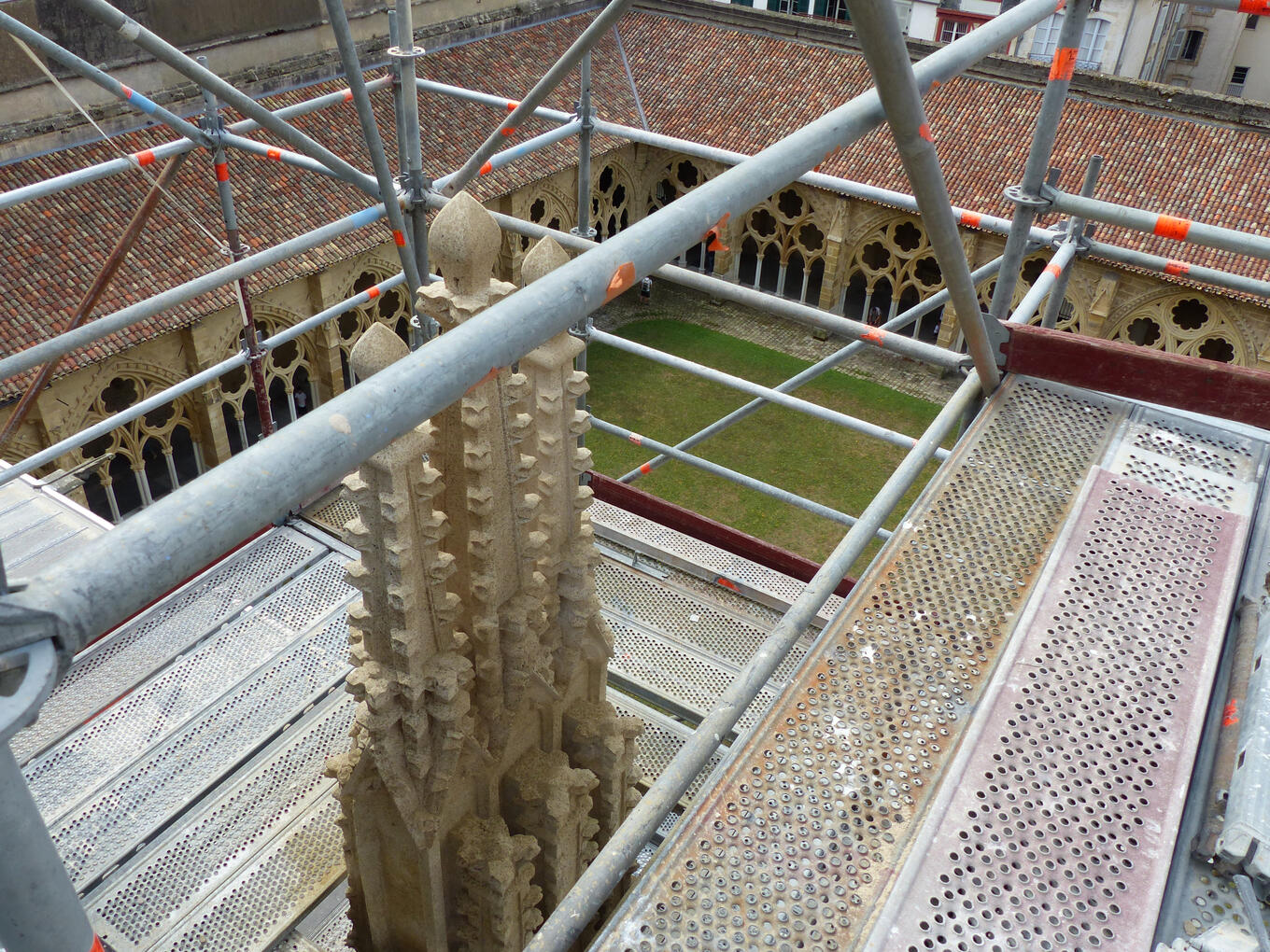 Patine chaux pinacle - cathédrale de Bayonne