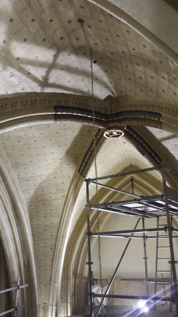 Coupe de pierre, polychromie clef de voûte cathédrale de Bayonne