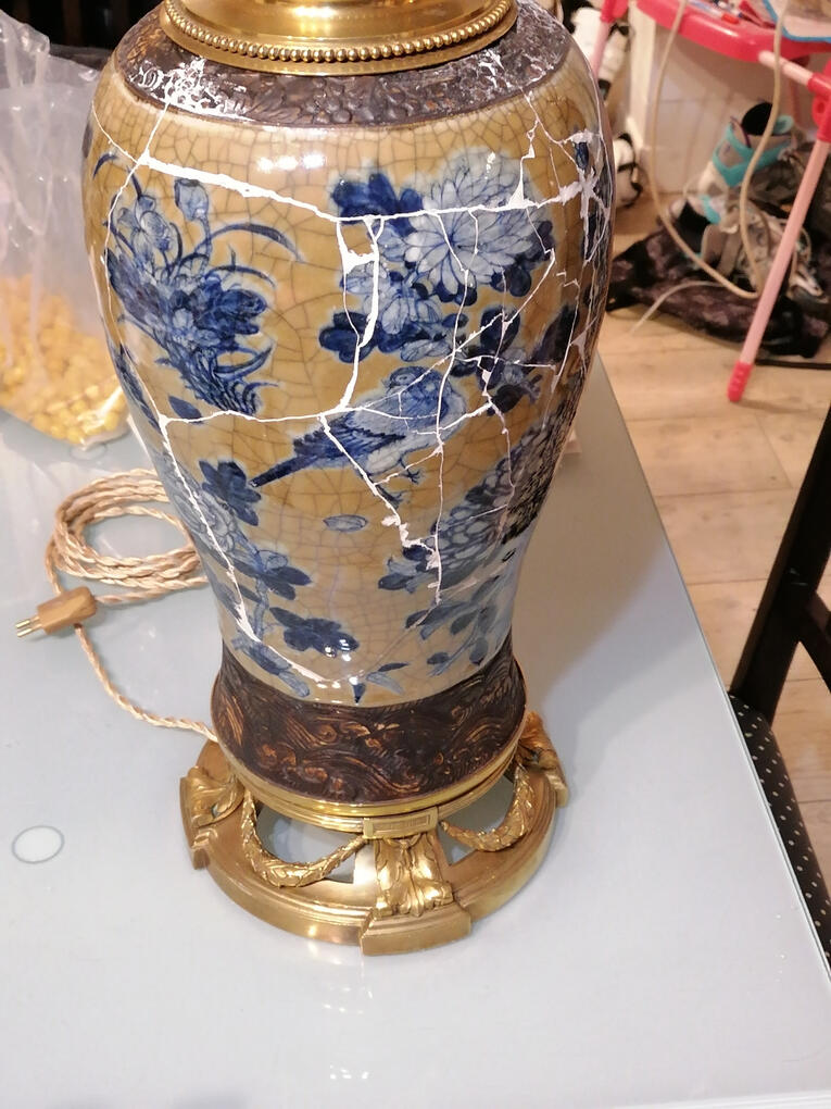 Vase en cours de restauration