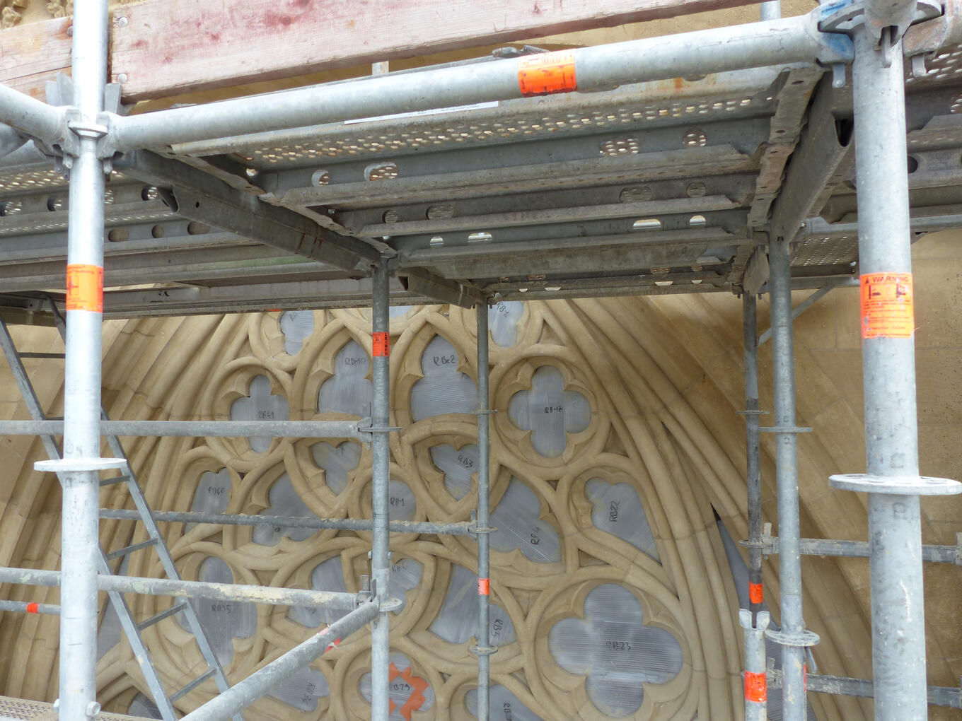 Rosace raccord chaux - cathédrale de Bayonne