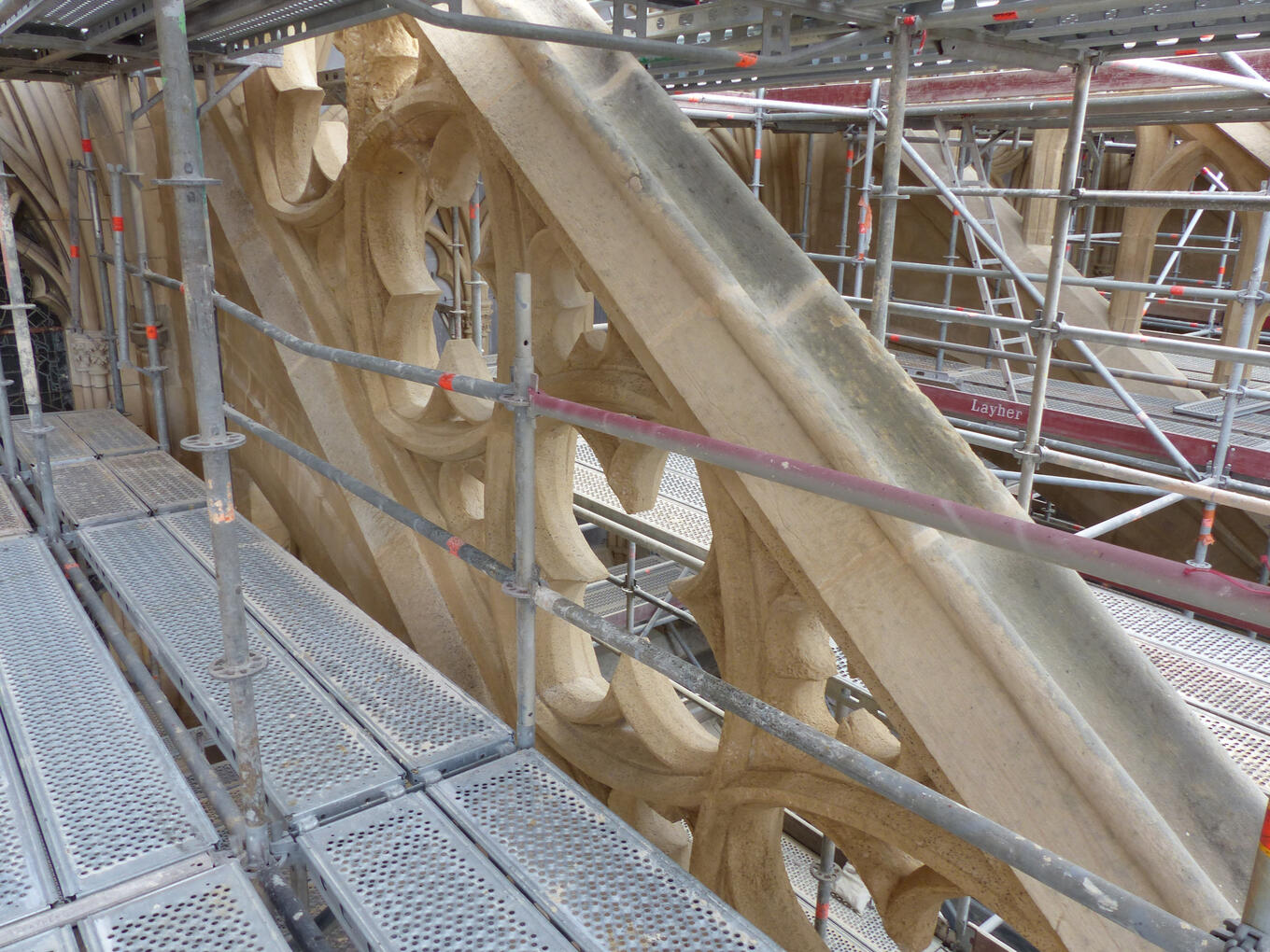 Patine chaux arcboutant - cathédrale de Bayonne