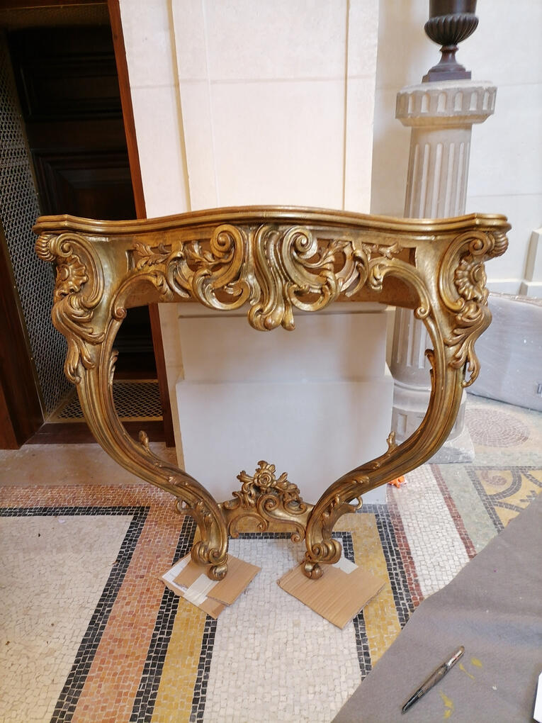 Console dorée et patine